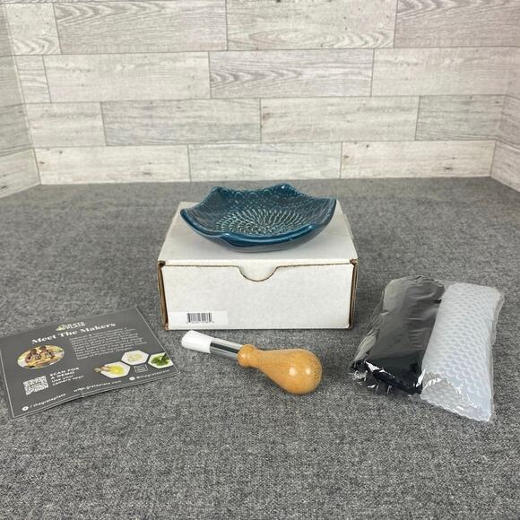 Grate Plate CERAMIC Grater Garlic Peeler BRUSH Kitchen Tool 3 Piece Set Unused - Picture 4 of 8